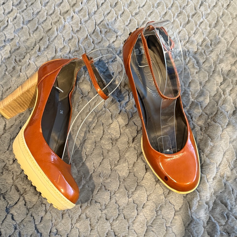 TODS PATENT LEATHER  TAN ANKLE STRAP PUMPS ROUND TOE ITALIAN HEELS WOMEN'S SZ 35 - Picture 3 of 11